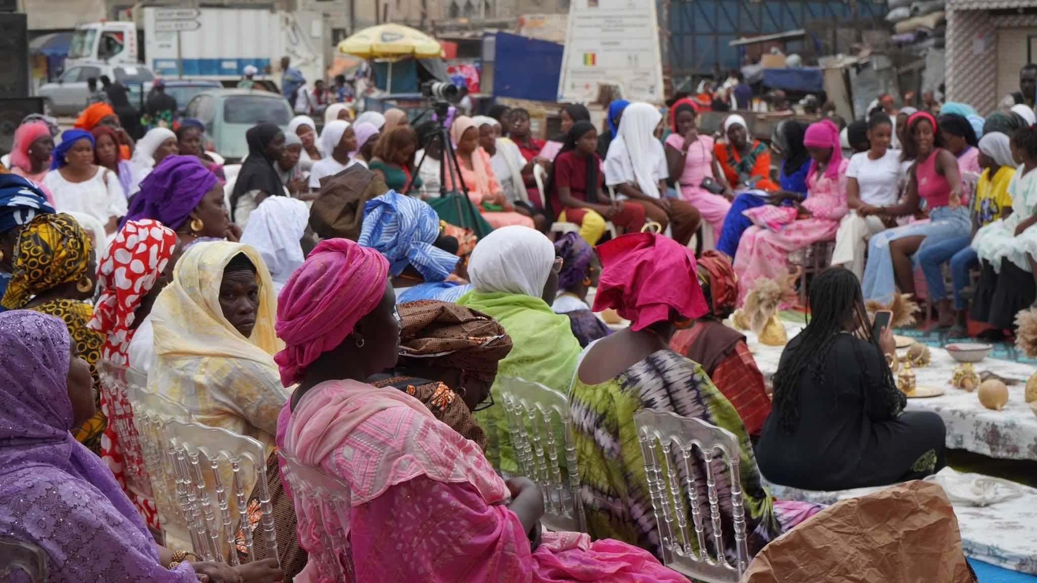 Rassemblement communautaire de femmes lors d'une rencontre de plaidoyer de J-GEN Sénégal